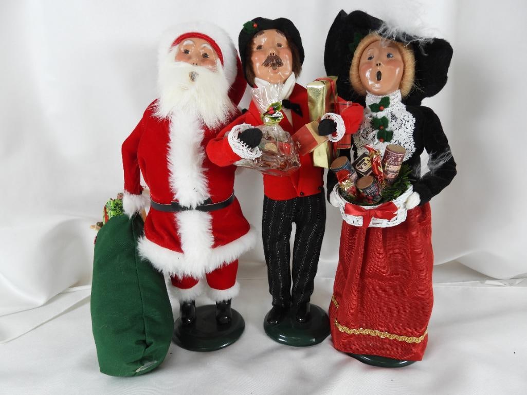 LOT OF 3 BYERS' CHOICE CAROLERS EXCLUSIVE TALBTS and CRABTREE & EVELYN: LOT OF 3 BYERS' CHOICE LTD THE CAROLERS all signed: Victorian man carrying gifts is a CRABTREE & EVELYN EXCLUSIVE created especially for CRABTREE & EVELYN LABEL ON THE BOTTOM signed 97: 5"Lx4"Wx13"T. 