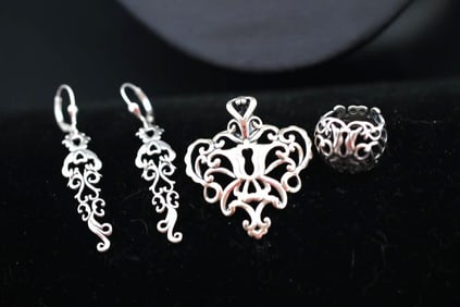 Vintage Carolyn Pollack Sterling Silver pendant, earrings ring set