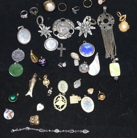Huge Vintage Jewelry 46 + piece assorted vintage jewelry
