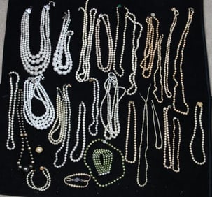 Huge Vintage Jewelry 33 Pearl necklaces & bracelets