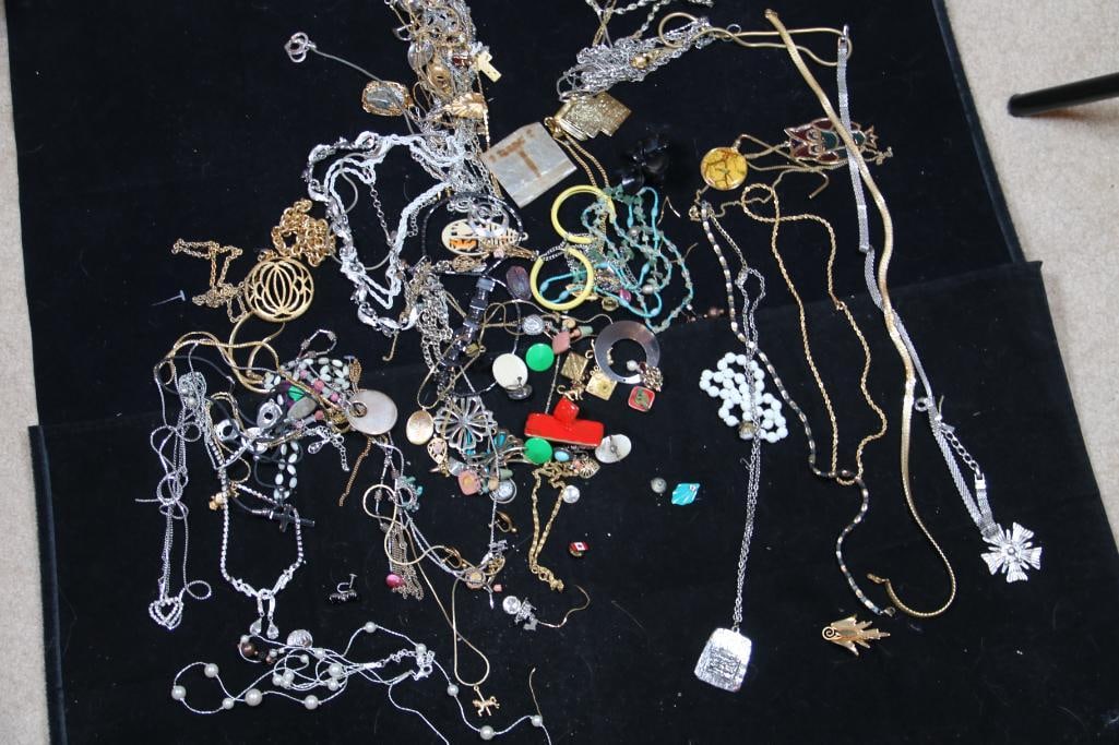 Huge Vintage to modern NECKLACE jewelry lot. (1 of 12)