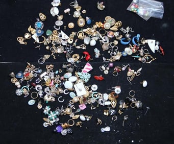 Huge Vintage Jewelry lot of Earrings