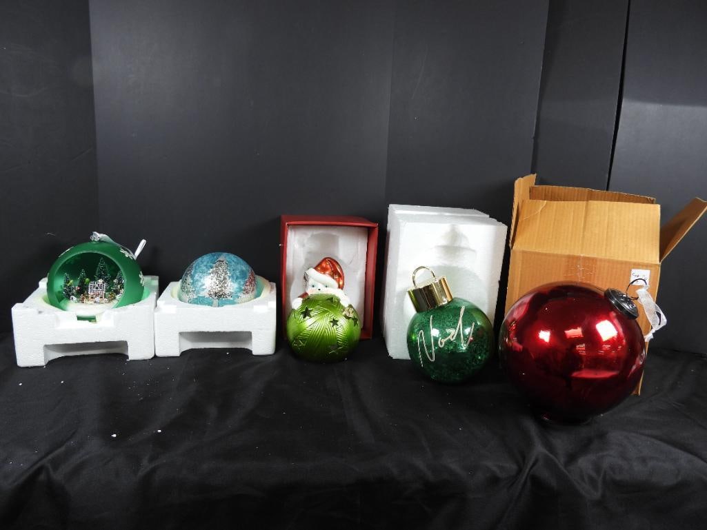 LOT OF 5 GLASS AND CERAMIC HANGING GLOBES: LOT OF 5 Various Glass globes and 1 Ceramic globe with Xmas kitten: Green Plastic globe w/gingerbread scene 6"x6"x7", Green NOEL glass globe 6"x6"x7.5", Blue glass globe with fairy lights 6"x6"x6", So