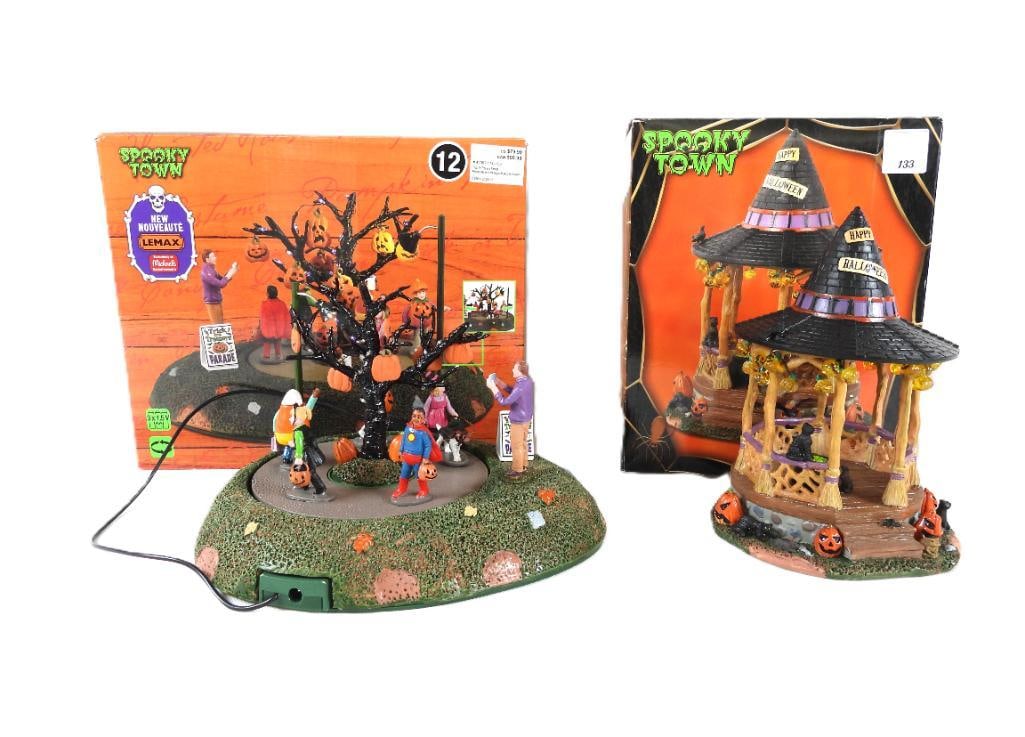 LOT OF 2 LEMAX SPOOKY TOWN Parade/Gazebo: LOT OF 2 LEMAX SPOOKY TOWN in original boxes:(NIB Parade requires 3AA batteries not included NOT TESTED) Trick or Treaters Parade displays rotating trick or treaters, one light up lamp post, and on sp