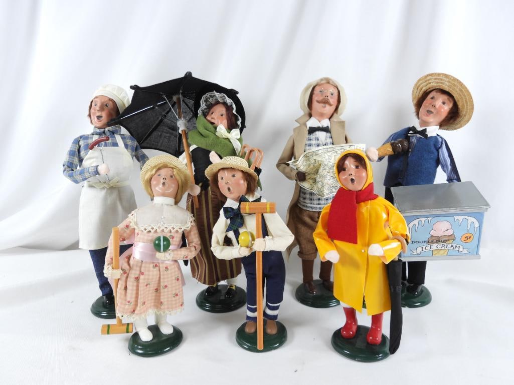 LOT OF 7 BYERS CHOICE Carolers Byers signed Summer: LOT OF 5 BYERS CHOICE Carolers: Woman caroler in brown striped dress Green scarf Holding open umbrella Basket of Umbrellas and one closed umbrella on right arm, Byers signed, 2011, L9"xW8"xH16"; Man c