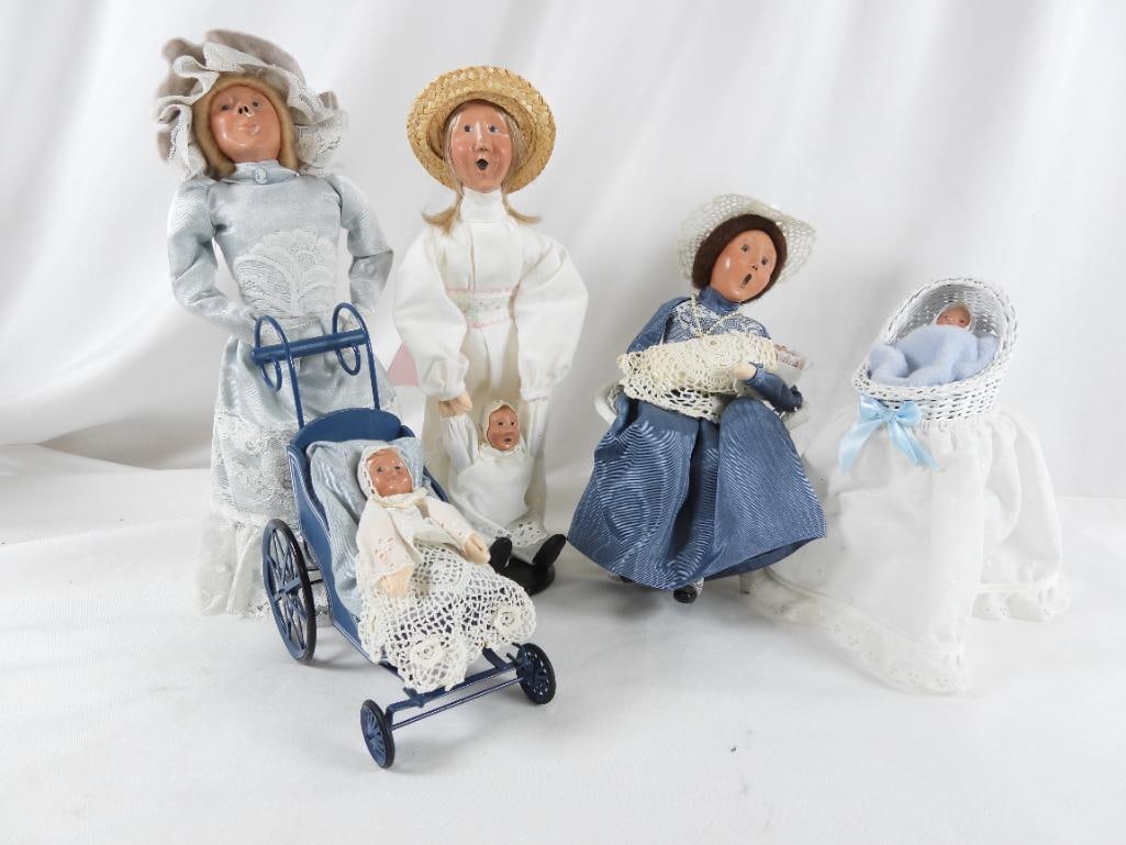 LOT OF 6 BYERS CHOICE Carolers BYERS signed: LOT OF 6 BYERS CHOICE Carolers: Baby in bassinet with blue blanket and bow in white fabric and white stand, 6"Lx3.5"Wx7"T;Woman caroler in blue dress+white hat holding baby swaddled in white cloth sit