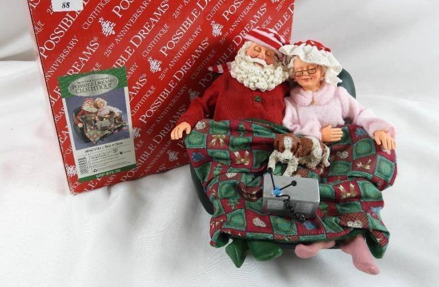 POSSIBLE DREAMS CLOTHTIQUE Best in Show #4016713D: Dept 56 POSSIBLE DREAMS CLOTHTIQUE Best in Show 25th Year Anniversary #4016713D Santa and Mrs. Claus watching TV with blanket covering them in original box. Dimensions: 7.5"Tx8"Lx7.5"W