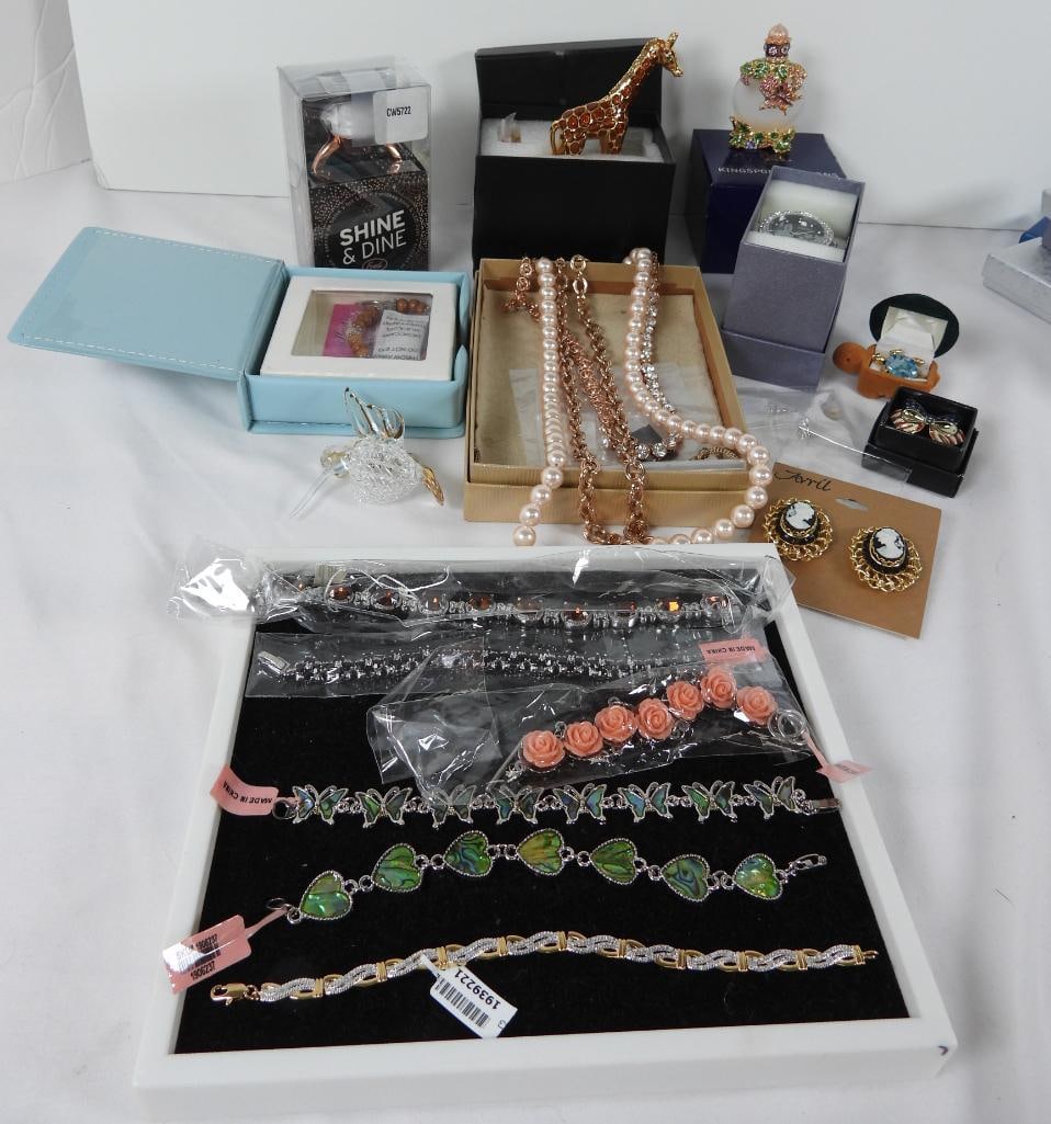 Lot of NEW costume jewelry and gifts: Shine & Dine light ring, perfume bottle, watch, ornament and 7 bracelets, 1 bronzo necklace , 1 pair Avril earrings, 2 pins, necklace earring set with Swarovski crystals. .