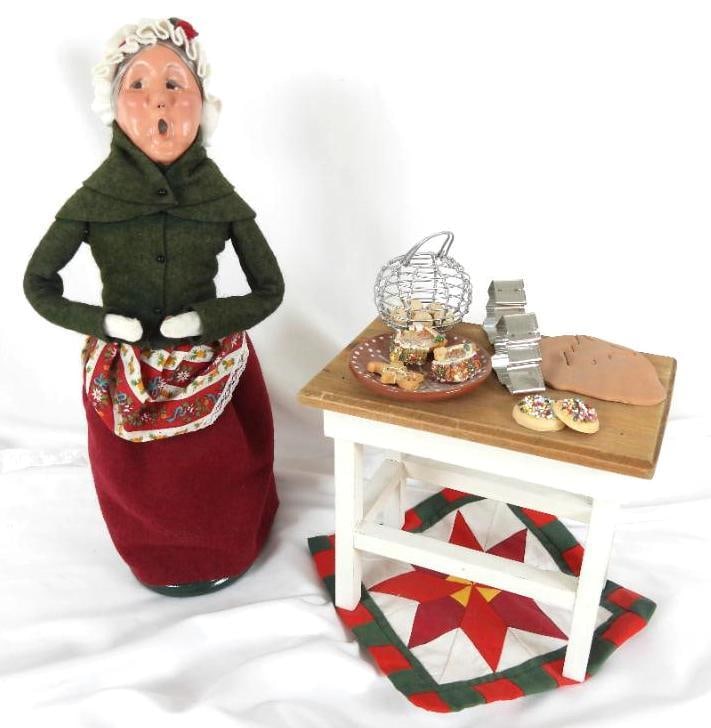 LOT OF 2 BYERS CHOICE CAROLERS BAKER AND TABLE (1 of 4)