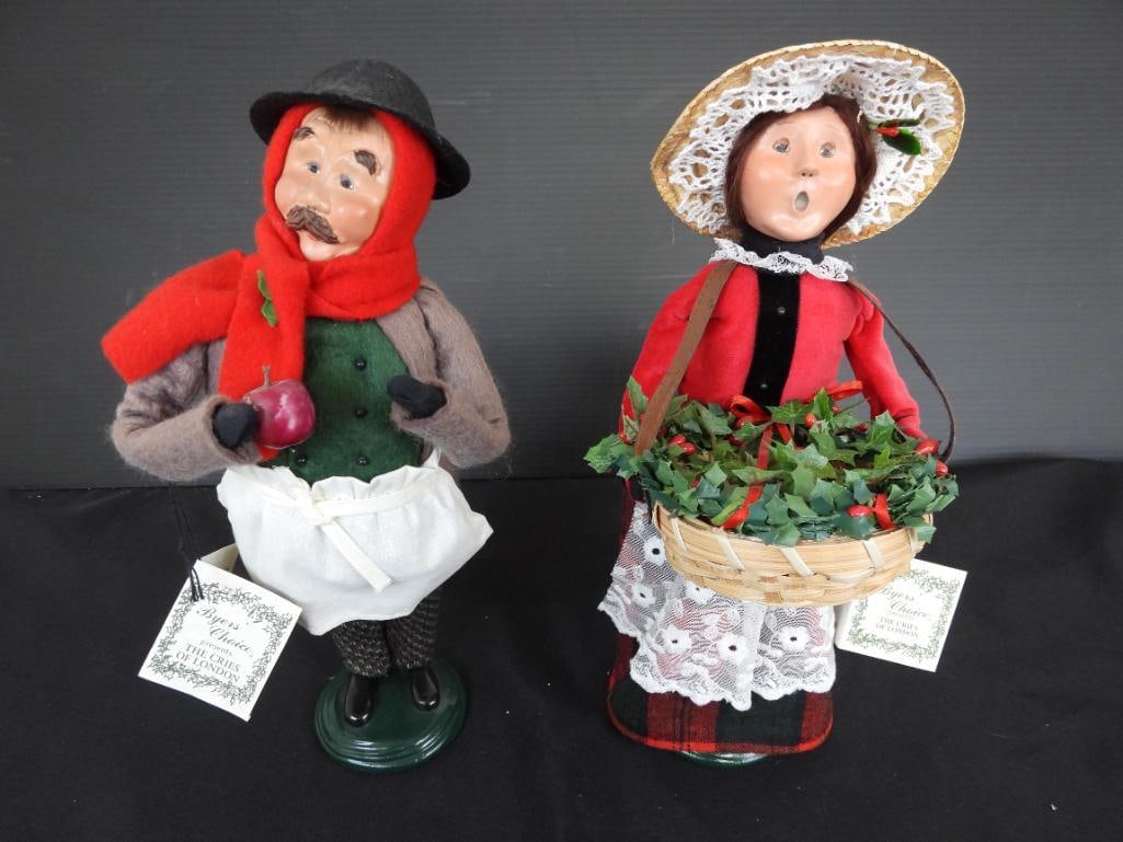 LOT OF 2 BYERS CHOICE CAROLERS LONDON (1 of 5)
