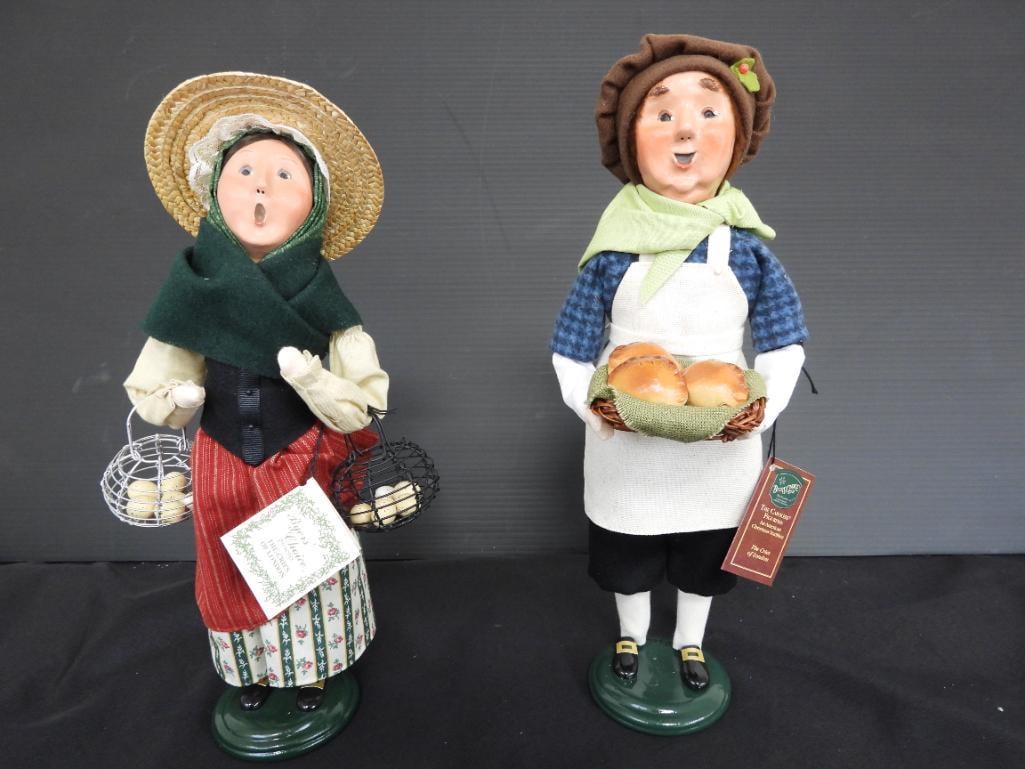 LOT OF 2 BYERS CHOICE CAROLERS LONDON: LOT OF 2 BYERS CHOICE CAROLERS BYERS SIGNED "CRIES OF LONDON": 1 Male caroler baker selling bread 1992 L7"xW4.5"xH15"; 1 Woman caroler fruit vendor dressed in red and blue holding a basket of fruits o
