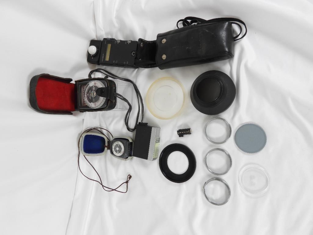 LOT OF 7 VINTAGE MISC PHOTO ACCESSORIES: LOT OF 7 MISC PHOTOGRAPHING ACCESSORIES: 1 Vintage Minolta Flash Meter 3 used to measure ambient and electronic flash exposure with leather carrying case (slight crack in display screen) L3"xW1"xH6";