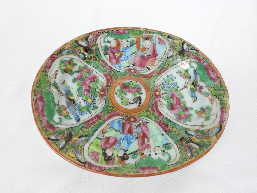 ANTIQUE CHINESE PLATE 19th -early 20th century: ANTIQUE CHINESE PLATE: 19th -early 20th century1 Antique Hand painted Chinese plat featuring the "Rose Medallion" pattern on its face sectioned into 4 vignettes L6"xW5"xH1"