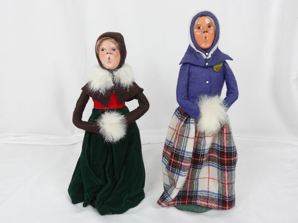 LOT OF 2 BYERS CHOICE CAROLERS: LOT OF 2 ORIGINAL COLLECTABLE BYERS CHOICE CAROLERS : 1 Caroler dressed in a green dress and brown jacket with a white base no date present L5.5"xW3"xH13"; 1 Caroler dressed in a plaid dress and blue
