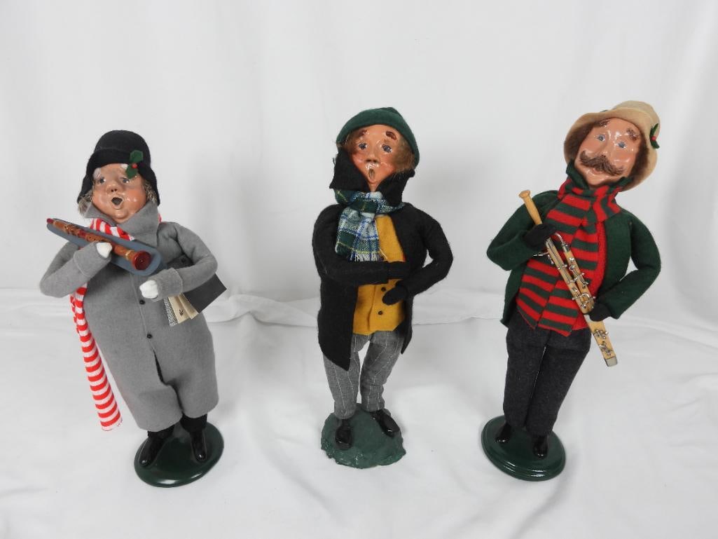 LOT OF 3 BYER CHOICE CAROLERS MUSICAL MUSICIANS: LOT OF 3 COLLECTABLE BYERS CHOICE CAROLERS BYERS SIGNED: 1 Musician caroler playing the Bassoon 2006 L5"xW3"xH14", 1 Singing caroler with a music booklet and clarinet (caroler has slight chip on left 