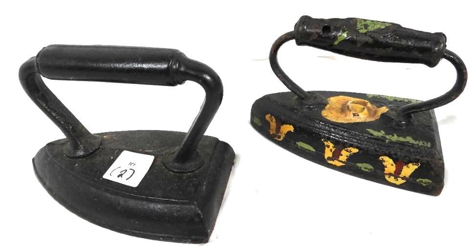 Set if 2 Antique Flat Irons, Cast Iron (1 of 3)