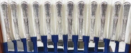 W.M. Rogers Treasure Pattern Silverware Set in Storage Box - 3
