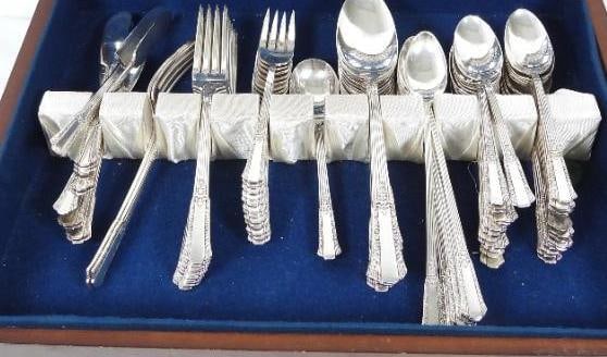 W.M. Rogers Treasure Pattern Silverware Set in Storage Box - 4