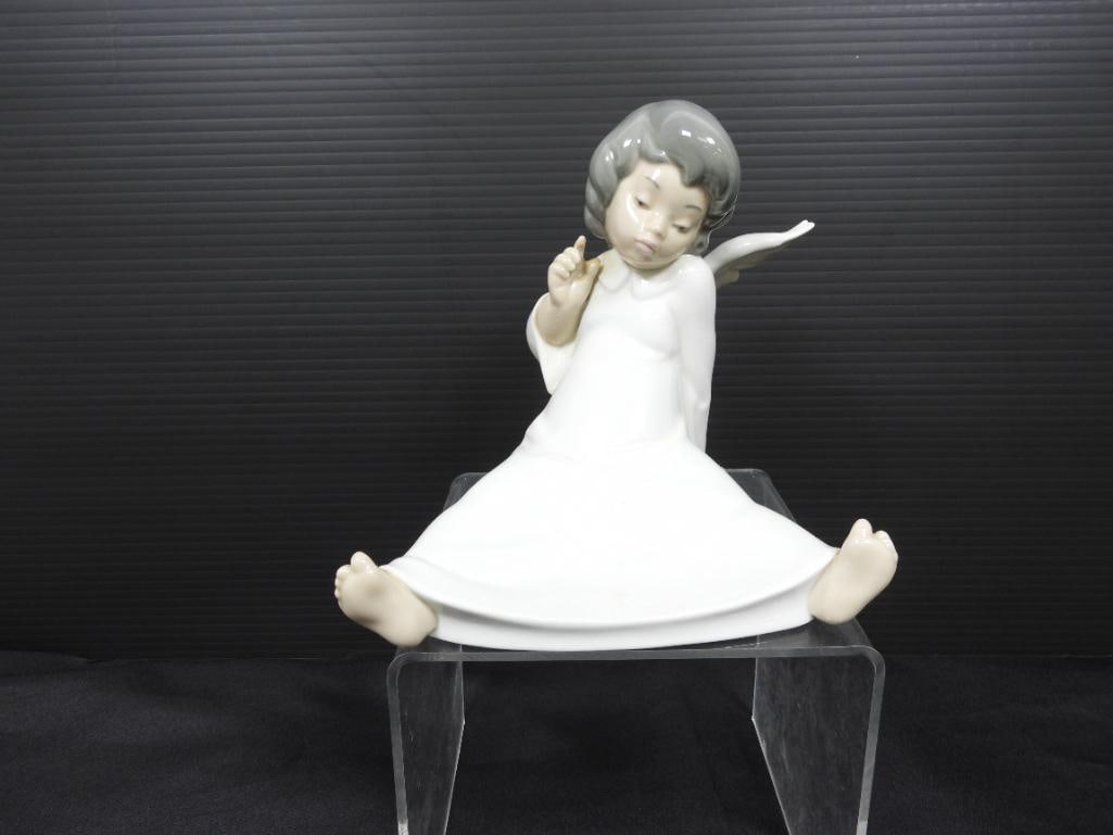 Vintage Lladro #4962 Porcelain Figurine "Angle Wondering" in white glossy finish: Vintage Lladro #4962 Porcelain Figurine "Angel Wondering" in white glossy finish 5.5-5.7"