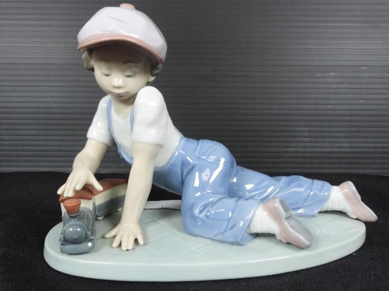 LLADRO Porcelain "ALL ABOARD" Boy playing with his train. (1 of 5)