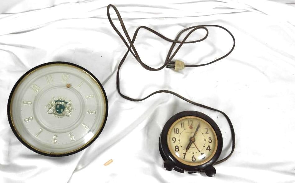 Lot of 2 Vintage clocks (1 of 5)