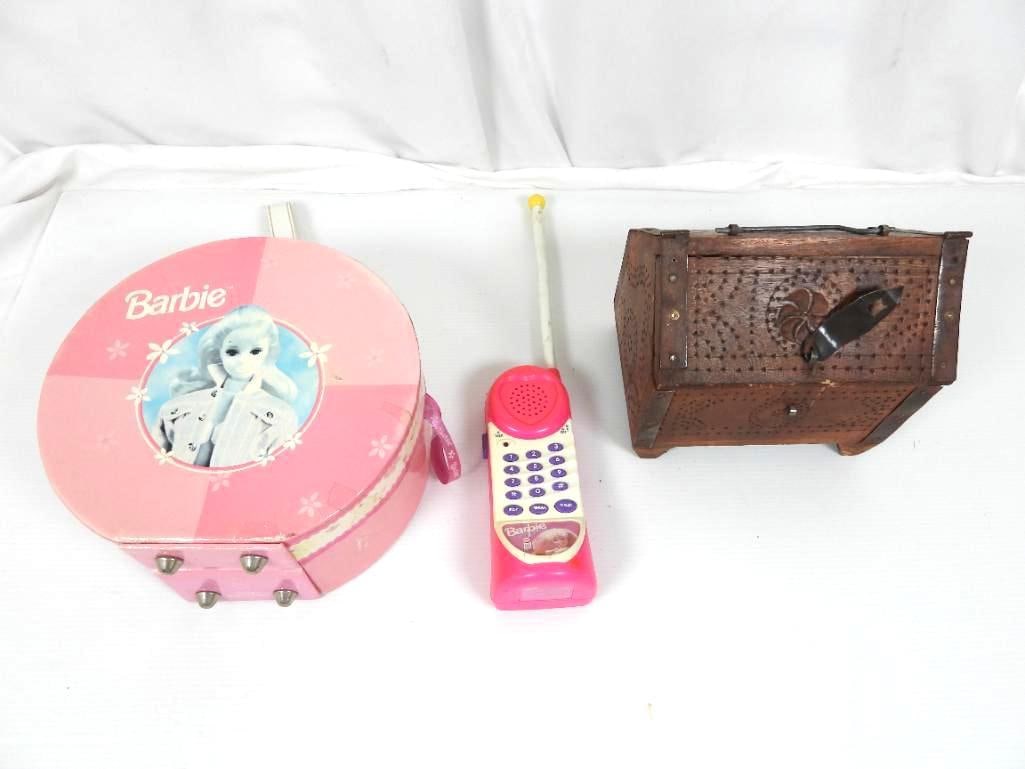 Lot of vintage barbie round case and walkie talkie: FOR DISPLAY ONLY. CHILD SAFETY NOT GUARANTEED. WE ASSUME NO LIABILITY FOR INJURY OR ILLNESS. 1997 Round carrying case is 8.5" x 4". Walkie talkie not working. May need batteries. 13" to antennae end. 