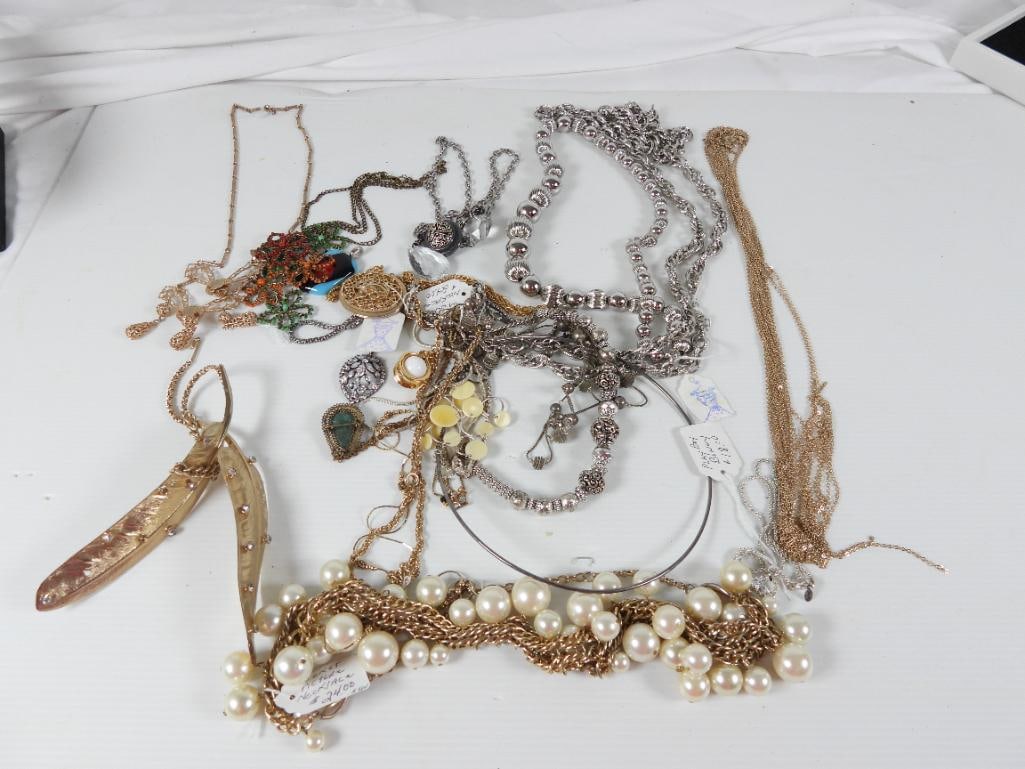 Lot of 19 Vintage Gold tone & Silvertone Necklaces: Fabulous selection of large "IN" SILVERTONE, AND GOLDTONE CHAINS. Some with bead Shell, Large faux pearls and more. Very Unique RARE Rhinestone embellished large overlapping leaves necklace!