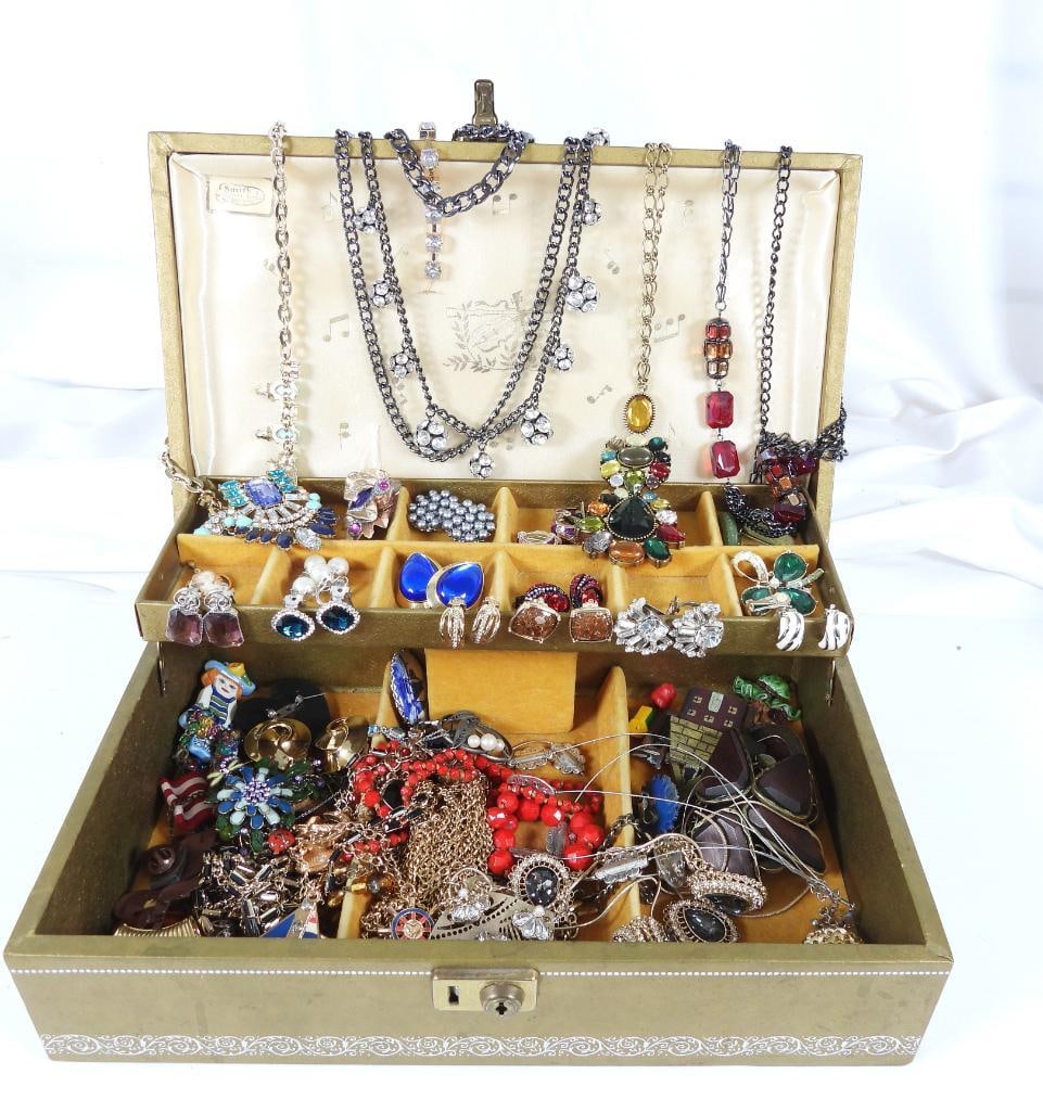 Vintage Jewelry in a Gold Musical Jewelry Box MELE Smith (1 of 6)