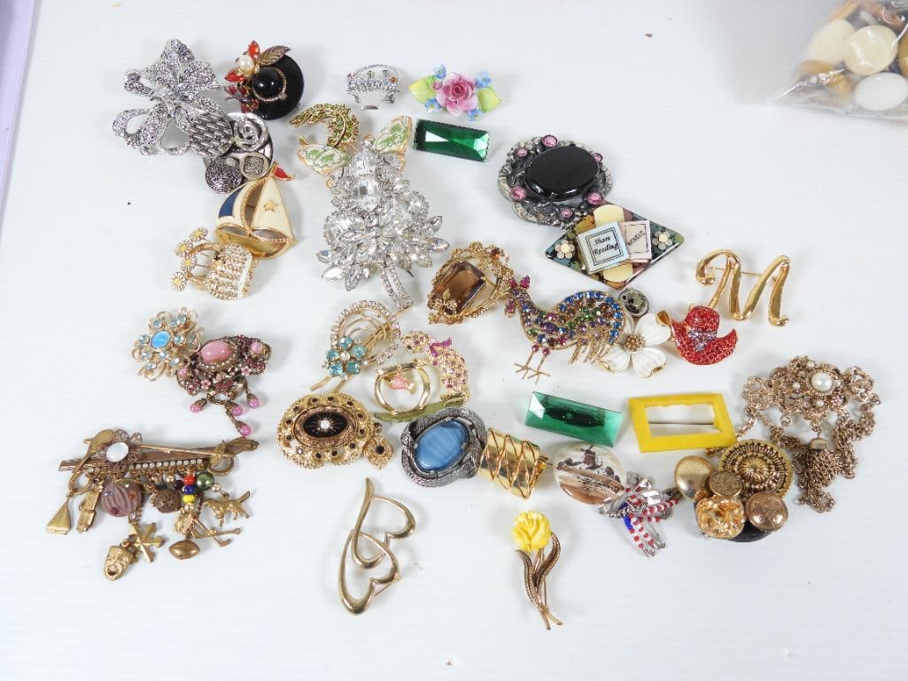 Lot of 31+ Vintage Jewelry Brooches, pendants (1 of 7)