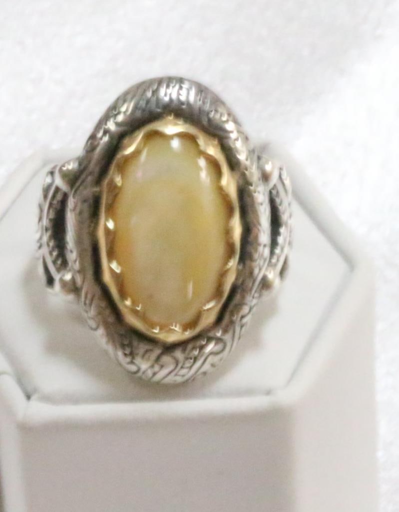 Sterling Silver Carolyn Pollack Yellow Mother Of Pearl Ring: Size: 9Weighs 11.3 grams. Large Yellow Mother of Pearl Stone