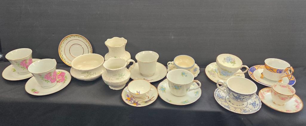 LARGE LOT OF VINTAGE TEACUPS AND SAUCERS (1 of 20)