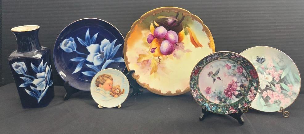 LOT OF 6 VINTAGE VASE AND PLATE ART: Included are 5 plates featuring Rosanne Kaloustian "Keepsake Baby Plate" 1992 24k gold rim, Plate 18104 J "The Anna's Hummingbird" by Lena Liu 1992, Fukagawa Arita Japanese Porcelain plate with