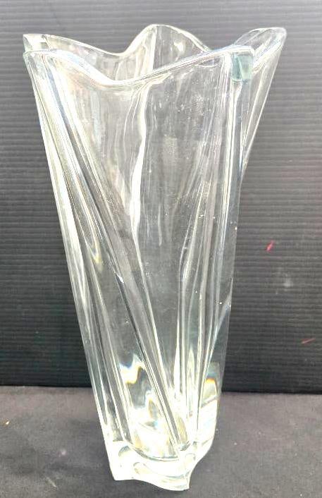 LARGE CRYSTAL FLOWER VASE: Vase has a swirled star design and is 14" tall made by Mikasa Pacific Wave