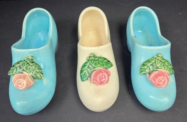 LOT OF 3 VINTAGE MCCOY SHOE PLANTERS: 3 Panters all have a single rose accenting the top of the shoe with two of them being cyan blue and the other a tan color 8"x3"x4"