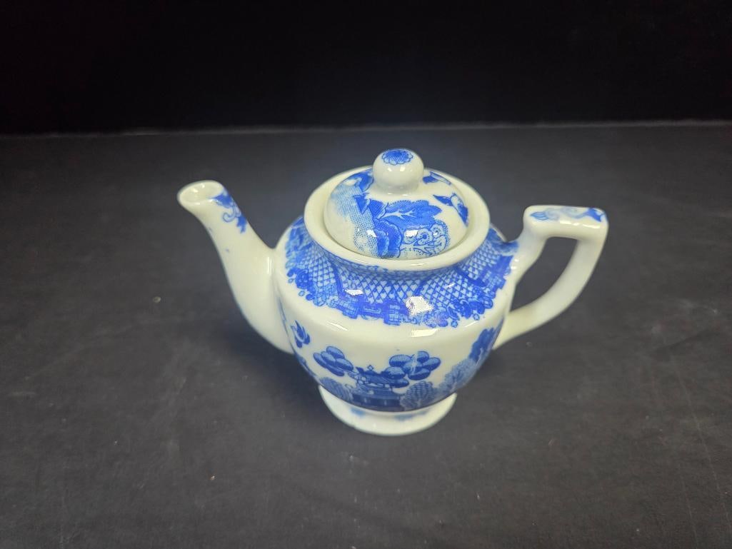 Blue Willow Pattern Luncheon Set, Large Grouping - 7