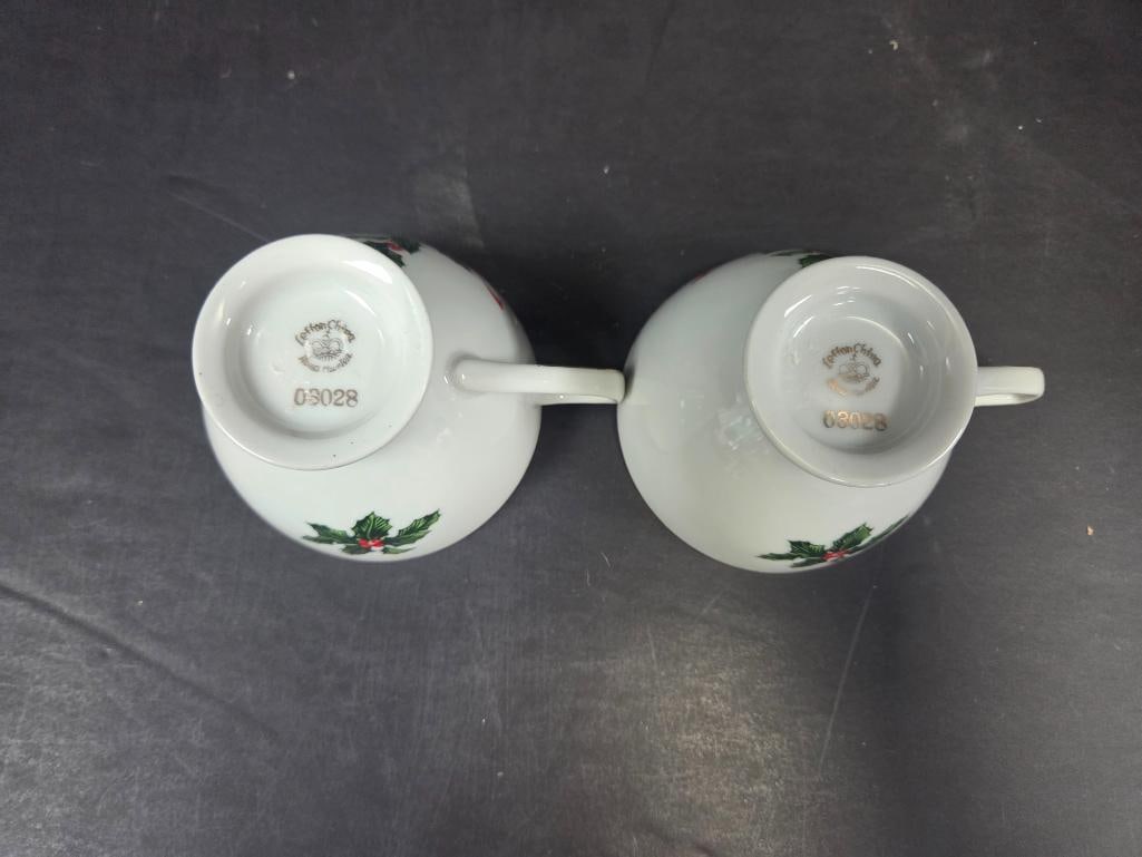 Christmas Holly Pattern Dinnerware and Decor, Large Multi-Maker Mixed Lot - 15