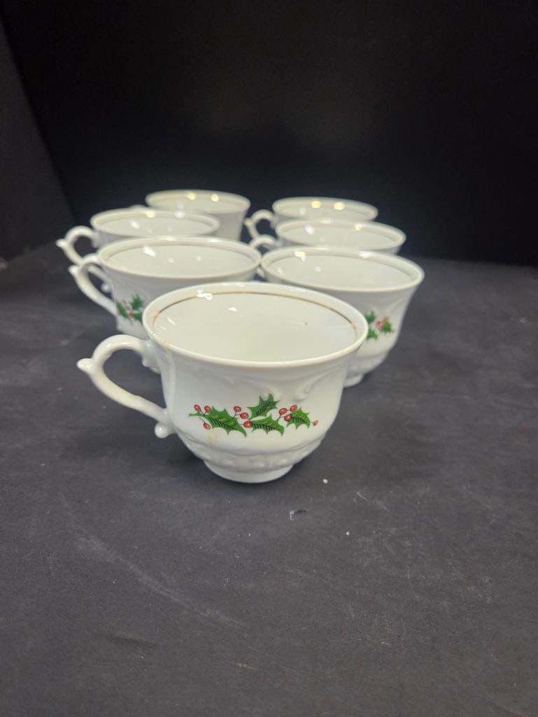 Christmas Holly Pattern Dinnerware and Decor, Large Multi-Maker Mixed Lot - 17