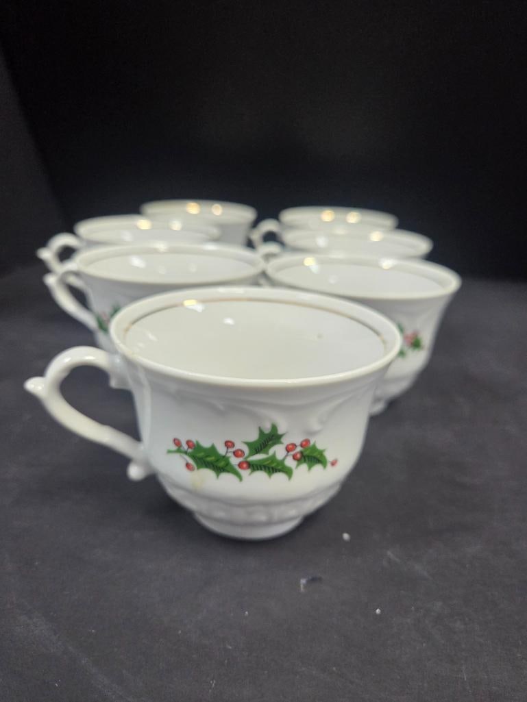 Christmas Holly Pattern Dinnerware and Decor, Large Multi-Maker Mixed Lot - 18