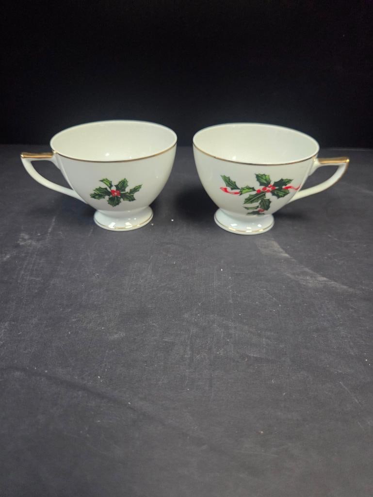 Christmas Holly Pattern Dinnerware and Decor, Large Multi-Maker Mixed Lot - 20
