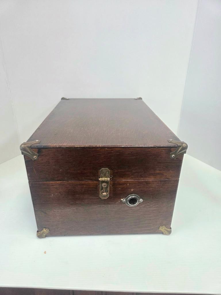 Portable Victor Wind-Up Phonograph in Carrying Case (1 of 11)