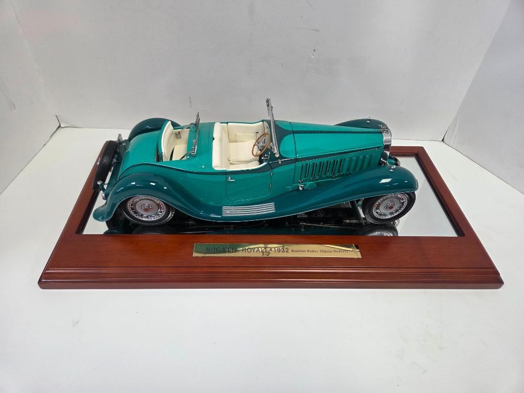 Bugatti Royale 1932 Roadster Esders Precision Model on Mirrored Wood Base: Teal green precision diecast Bugatti Royale 1932 Roadster Esders, cream leather-look interior, wood-spoke steering wheel, folding windscreens, chrome grille and horns, mounted on a mahogany-finish