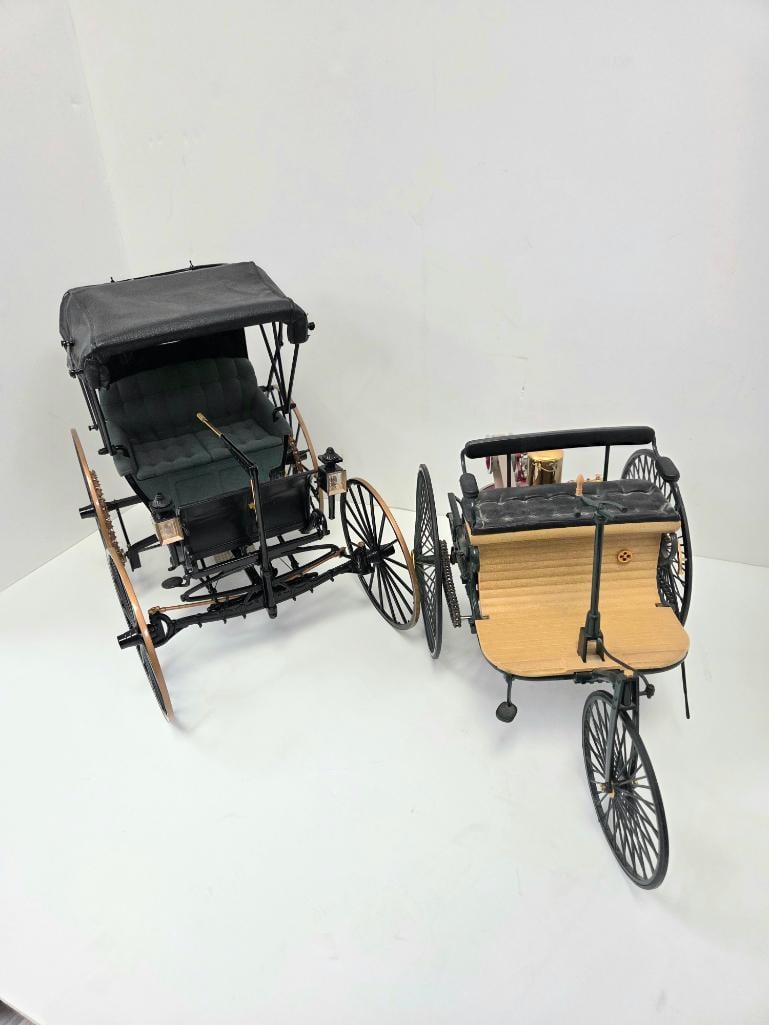 Franklin Mint 1893 Duryea Horseless Carriage Model and Horse-Drawn Buggy Replica: Black horse-drawn Victoria-style open buggy/carriage replica, folding leather top, tufted dark green upholstered bench seat, copper-rimmed spoked wheels, twin side oil lamps, approx. 16" L x 8" W x