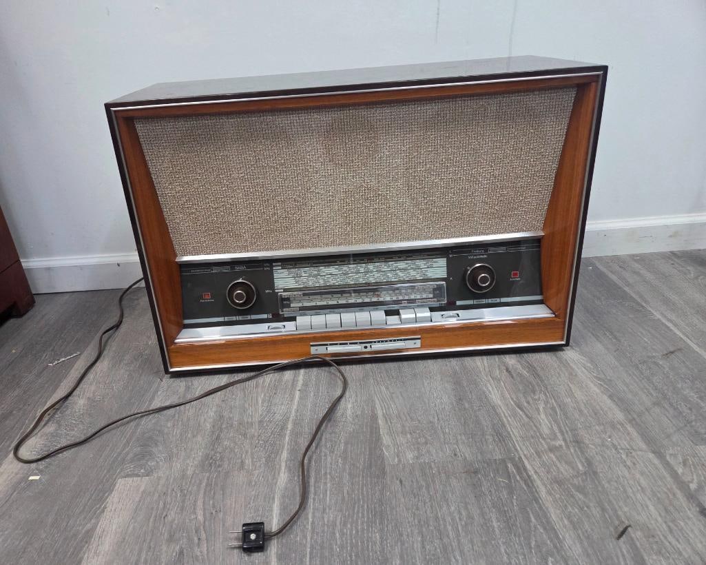 Saba-Freiburg Vollautomatic Stereo Console Radio: Vintage German walnut-cased tube stereo radio/tuner, dual speaker grilles flanking the tuning dial with twin control knobs, approx. 32" W x 12" D x 18" H. Maker's mark: "Saba-Freiburg Vollautomatic St