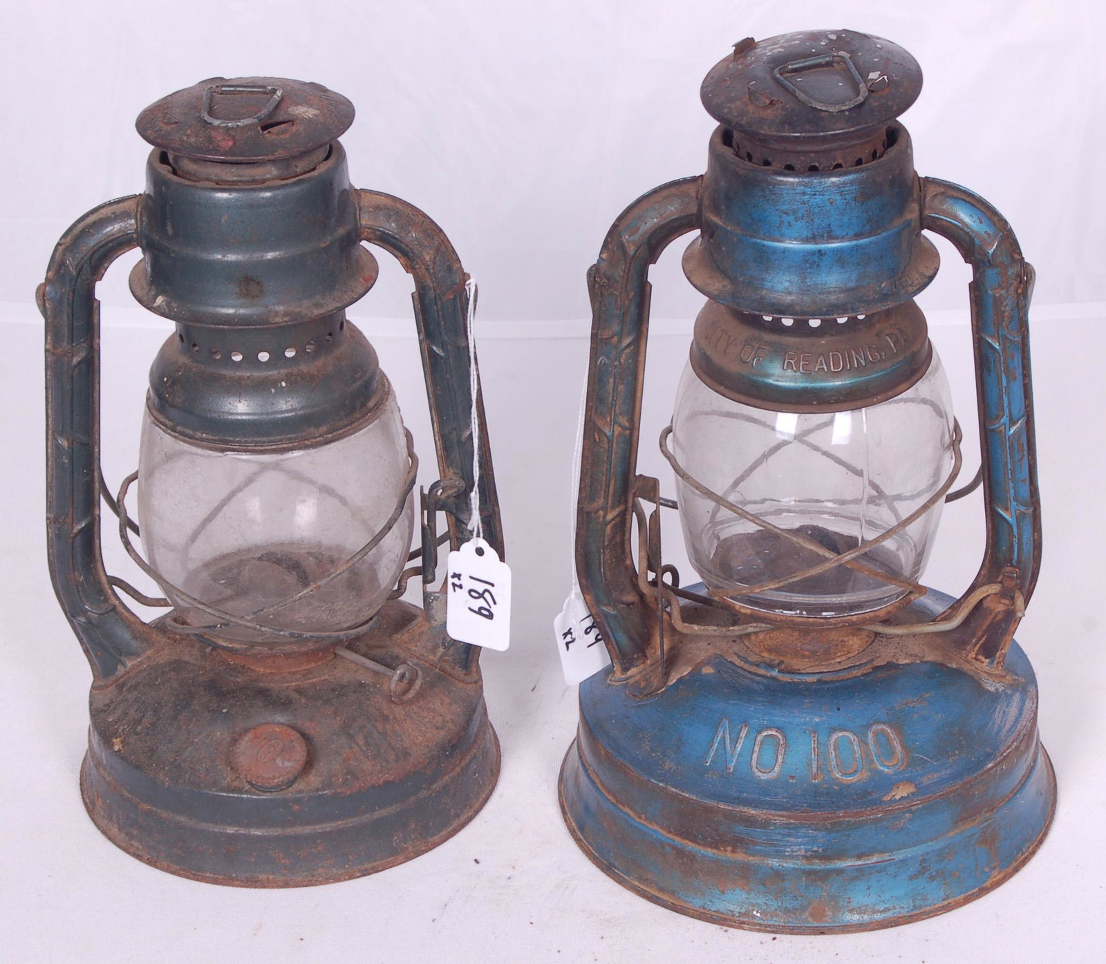 Dietz Little Wizard Clear Globe Lantern and No. 100: Dietz Little Wizard Clear Globe Lantern and No. 100 Clear Globe Lantern Dietz Little Wizard Clear Globe Lantern. Lantern is dirty but original with an embossed No. 10 clear globe. Some flash rust, but