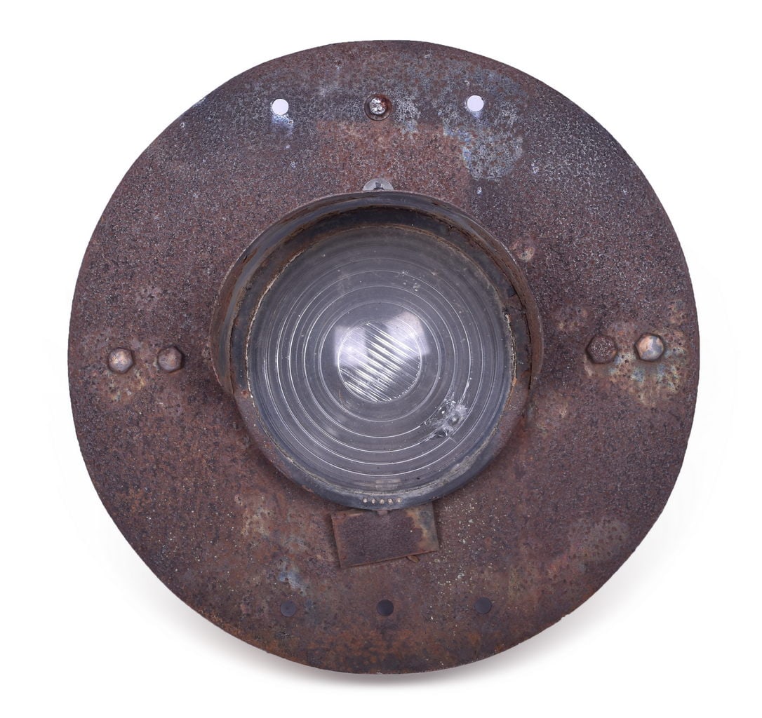 Single Amber Railroad Signal Lamp from a Baltimore and Ohio Color Position Light Signal: Single lens signal from a Baltimore and Ohio CPL. Includes the bracket and is still locked with an original Baltimore and Ohio signal lock. Original paint with the interior lamp and wiring intact. Thi