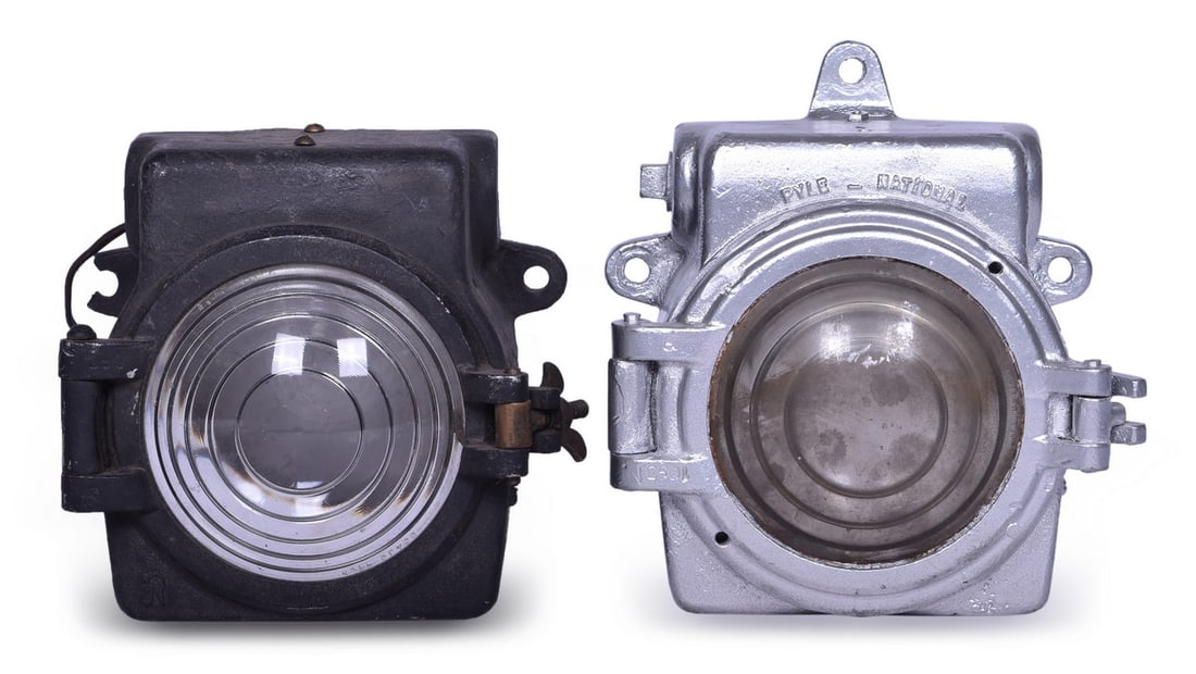 Pair of Pyle National 1093N Railroad Marker Lamps (1 of 7)