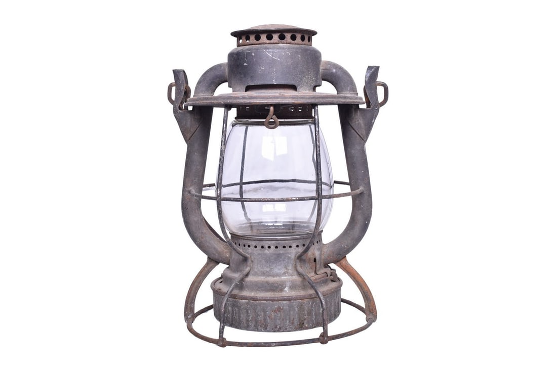 Dietz Vesta New York, Ontario and Western Lantern: Dietz Vesta New York, Ontario and Western Lantern Dietz Vesta lantern with NYO&W embossed on the shoulder. Latest patent date stamped on the shoulder is Sept. 12 1926. Body is in good condition with s