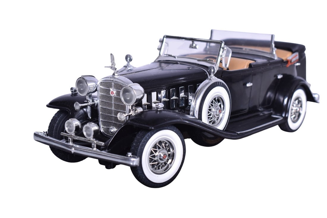 Anson 1:18 Die Cast 1932 Chevrolet Cadillac Model: Anson 1:18 Die Cast 1932 Chevrolet Cadillac Model Anson 1:18 die cast 1932 Chevrolet Cadillac, serial number 30413. Box has some wear and is missing some original packaging. Car is mounted on a plasti