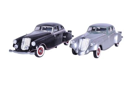 Two Signature Models 1:18 Die Cast 1933 Pierce-Arrow Silver Arrow Models