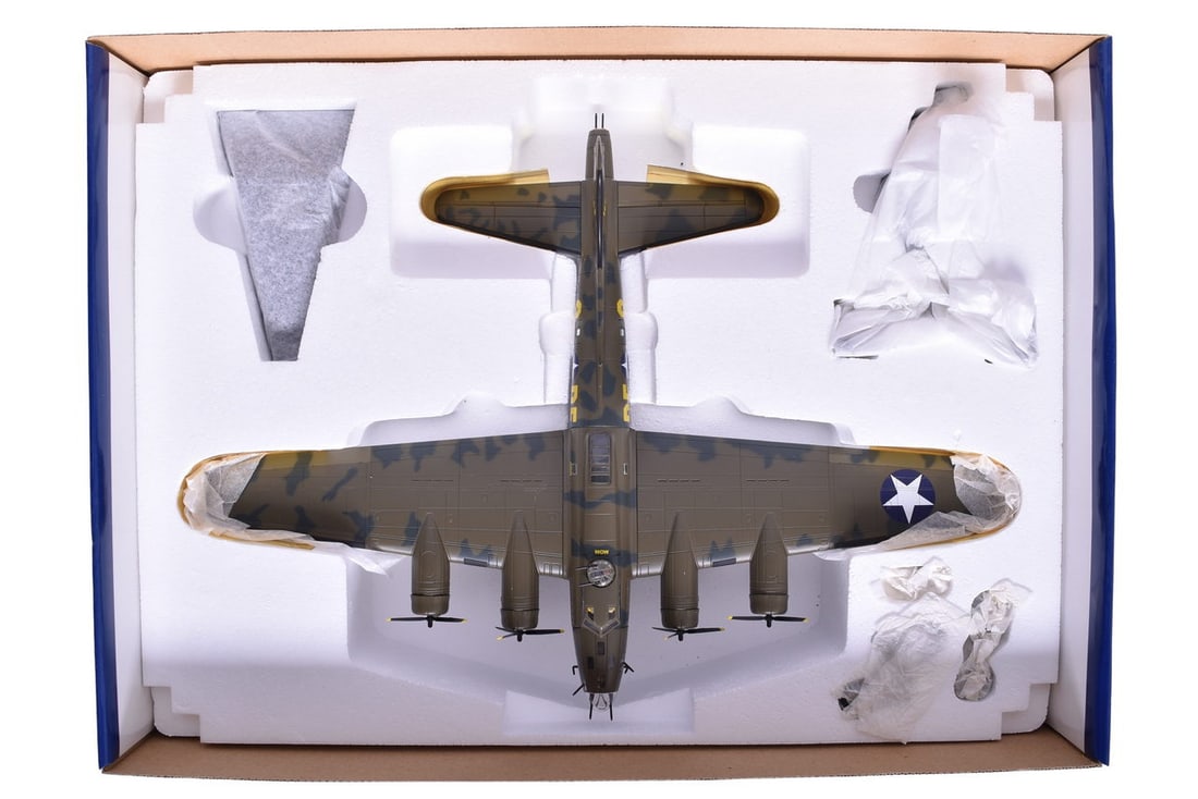 Corgi 1:72 WWII Boeing B-17F Flying Fortress Memphis Belle Diecast Plane (1 of 2)
